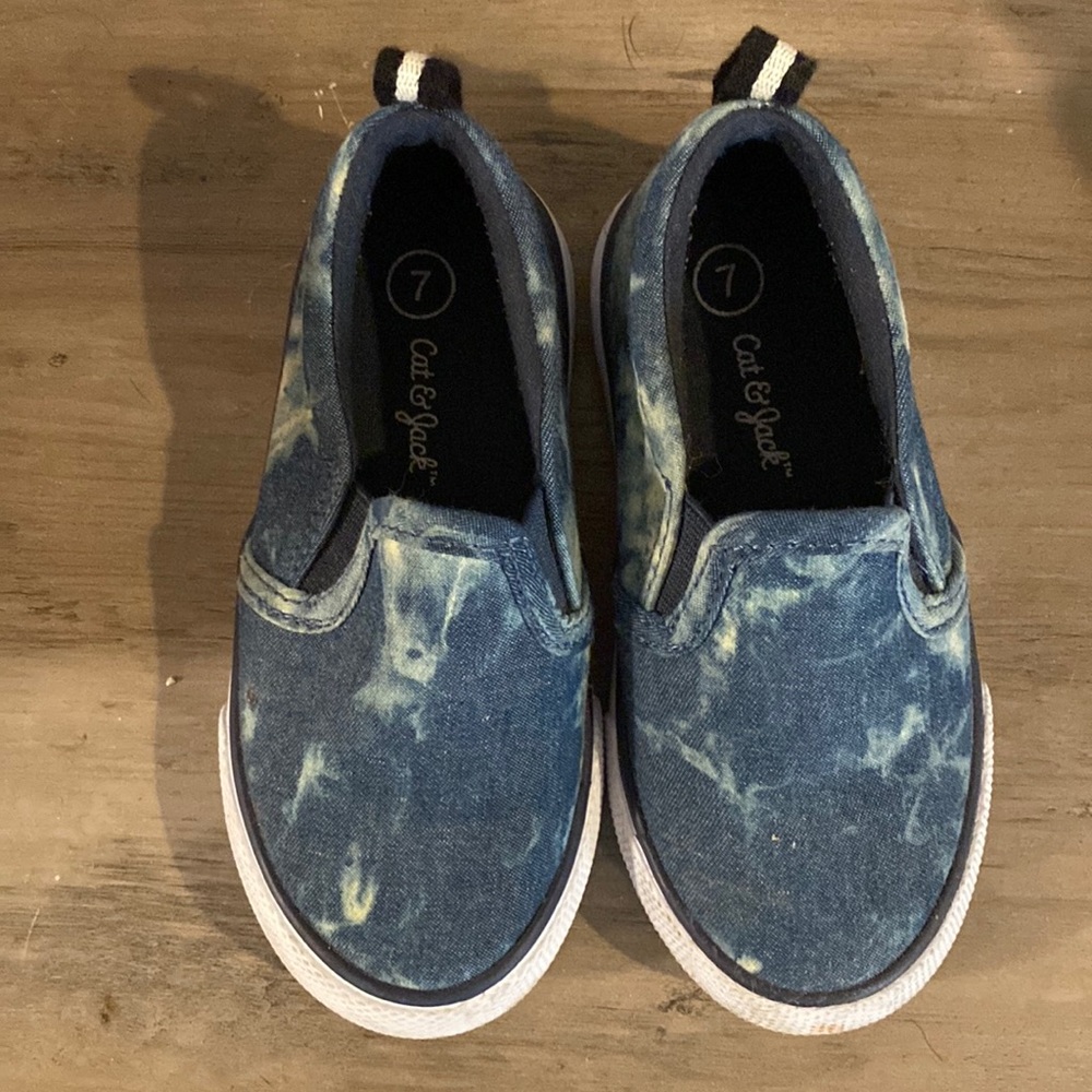 Size 7 hardly worned shoes acid wash blue